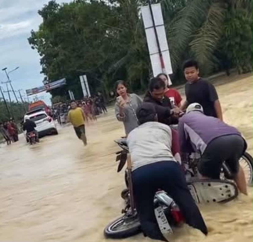 Jalan Padang Tualang-Batang Serangan Langkat Terendam Banjir