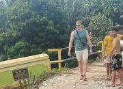 Jembatan Penghubung Bukit Lawang-Tangkahan Belum Bisa Dilalui Mobil, Wisatawan Mancanegara Terpaksa Berjalan Kaki