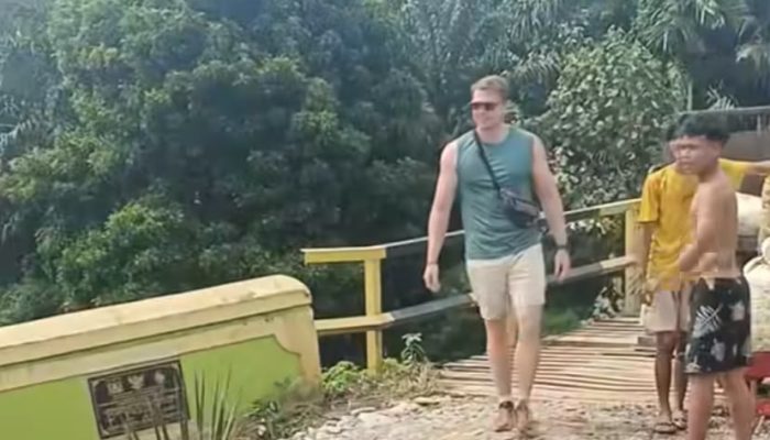 Jembatan Penghubung Bukit Lawang-Tangkahan Belum Bisa Dilalui Mobil, Wisatawan Mancanegara Terpaksa Berjalan Kaki