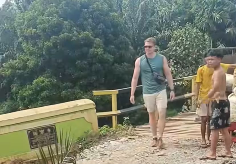 Jembatan Penghubung Bukit Lawang-Tangkahan Belum Bisa Dilalui Mobil, Wisatawan Mancanegara Terpaksa Berjalan Kaki