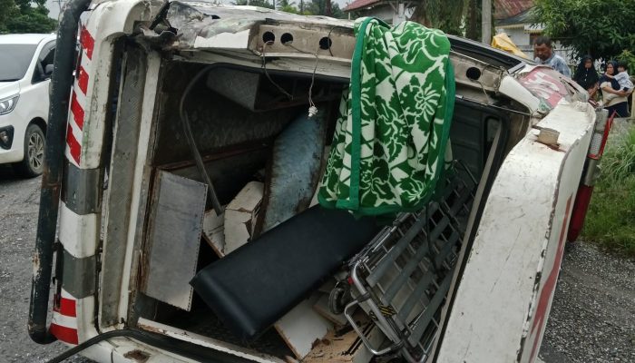 Bawa Jenazah ke Rumah Duka, Ambulans RSU Putri Bidadari Kecelakaan di Gebang