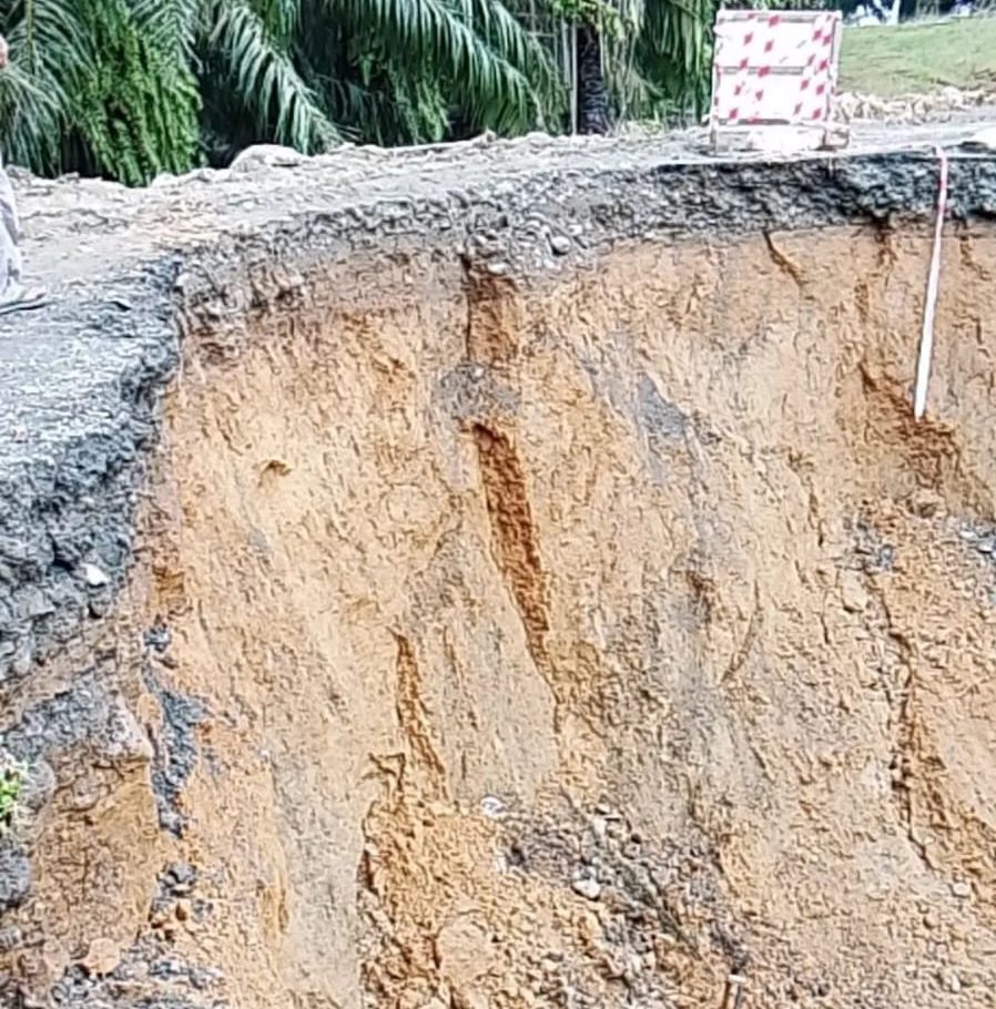 Longsor di Salapian Langkat Amblaskan Badan Jalan