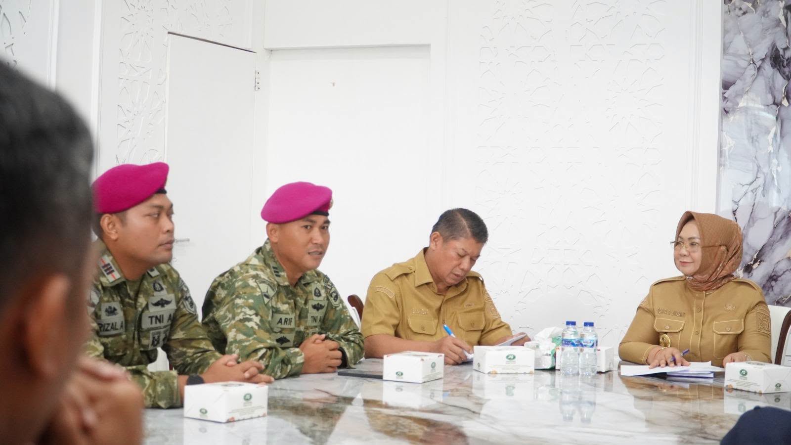 Plt Bupati Langkat Tiorita berbincang dengan Marinir 