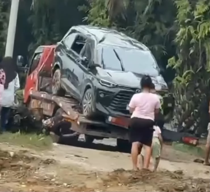 Mobil Avanza Dievakuasi