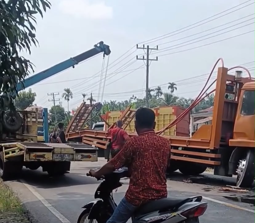Mobil Rusak Parah Usai Terlibat Kecelakaan Beruntun