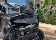 Mobil Rusak Parah Usai Terlibat Kecelakaan Beruntun dengan Truk di Jalinsum Besitang