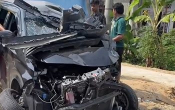 Mobil Rusak Parah Usai Terlibat Kecelakaan Beruntun dengan Truk di Jalinsum Besitang