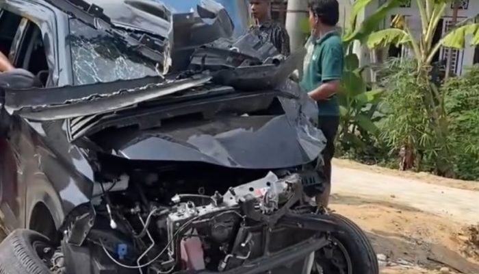 Mobil Rusak Parah Usai Terlibat Kecelakaan Beruntun dengan Truk di Jalinsum Besitang