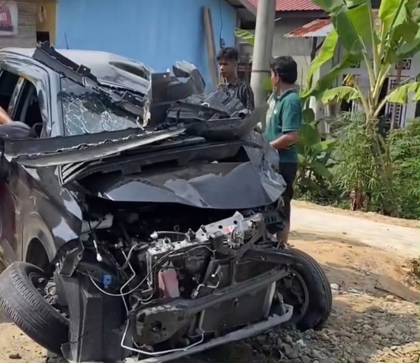 Mobil Rusak Parah Usai Terlibat Kecelakaan Beruntun dengan Truk di Jalinsum Besitang
