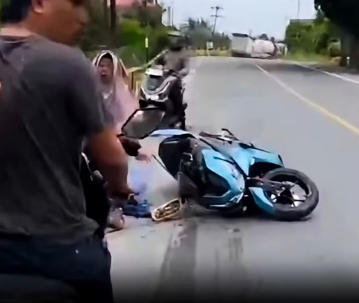 Motor Terjatuh Saat Menyalip Truk Tangki di Brandan Langkat, Dua Orang Terluka