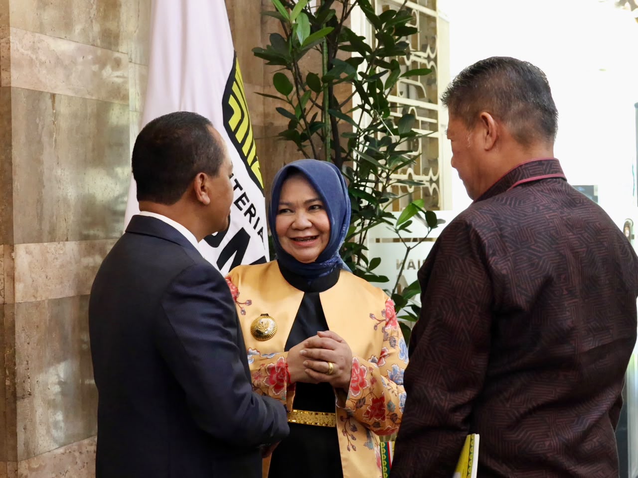 Plt Bupati Langkat Tiorita Bersama Menteri ESDM