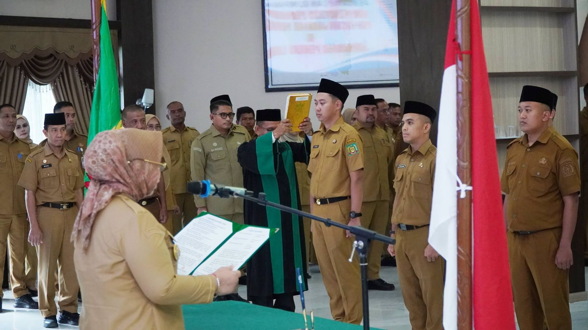 Plt Bupati Langkat Tiorita Lantik Pejabat