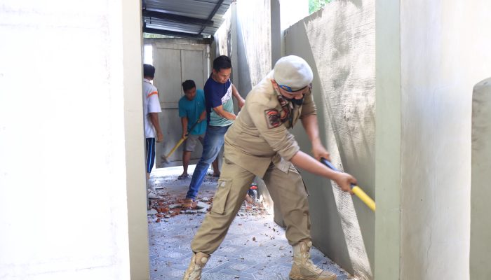 Satpol PP Binjai Bongkar Kios dan Toilet di Halaman Masjid An-Nur