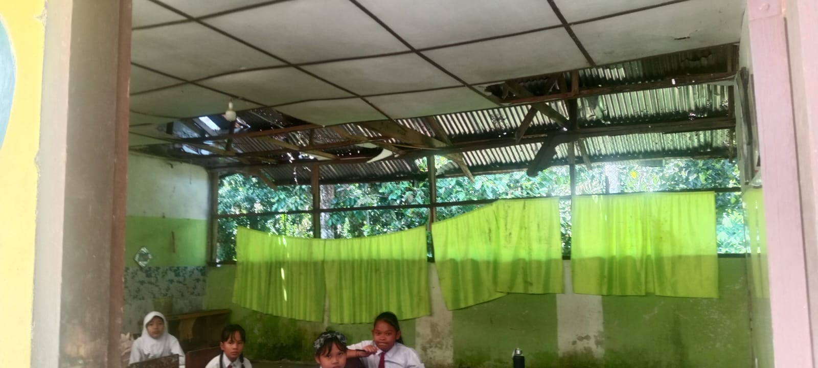 Tiga Ruang Kelas SDN 056587 Pantai Sampah Bahorok Rusak