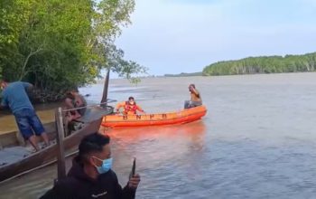 Tim Gabungan Evakuasi Jenazah Pria yang Tersangkut di Akar Bakau di Perairan Jaring Halus
