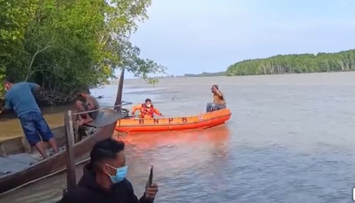 Tim Gabungan Evakuasi Jenazah Pria yang Tersangkut di Akar Bakau di Perairan Jaring Halus