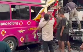Truk dan Bus Murni Kecelakaan di Tandam Hulu, Tiga Orang Dilarikan untuk Perawatan