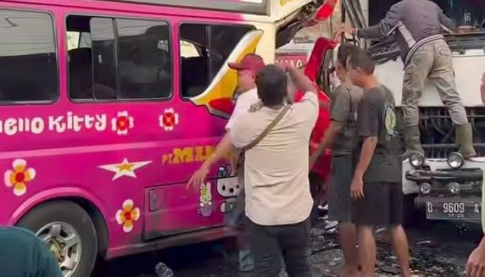Truk dan Bus Murni Kecelakaan di Tandam Hulu, Tiga Orang Dilarikan untuk Perawatan