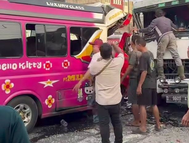 Truk dan Bus Murni Kecelakaan di Tandam Hulu
