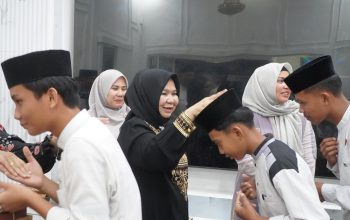 Tutup Pengajian 20 Hari, Plt Bupati Langkat Tiorita Minta Doa Para Santri