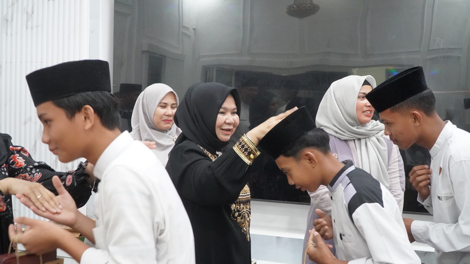 Tutup Pengajian 20 Hari, Plt Bupati Langkat Tiorita Minta Doa Para Santri