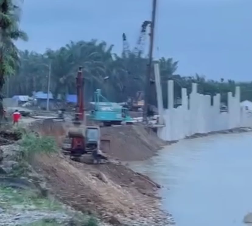 Usai Mobil Masuk Sungai dan Tewaskan Tiga Orang, Jalan Titi Kurus Batang Serangan Ditutup Total