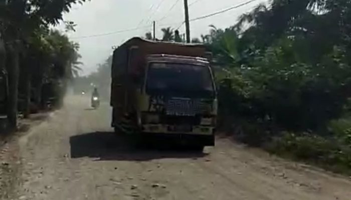 Warga Keluhkan Debu dan Getaran Truk Proyek PT EMP Gebang, Minta Jalan Desa Diperbaiki