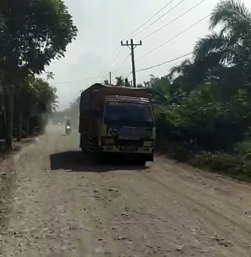 Warga Keluhkan Debu dan Getaran Truk Proyek PT EMP Gebang, Minta Jalan Desa Diperbaiki