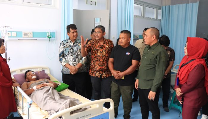 Alami Musibah Saat Bersihkan Pohon, Warga Tanah Seribu Dijenguk Pemko Binjai