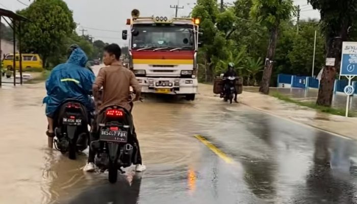 Banjir Genangi Jalan Nasional di Gebang, Sejumlah Rumah Warga Ikut Terendam