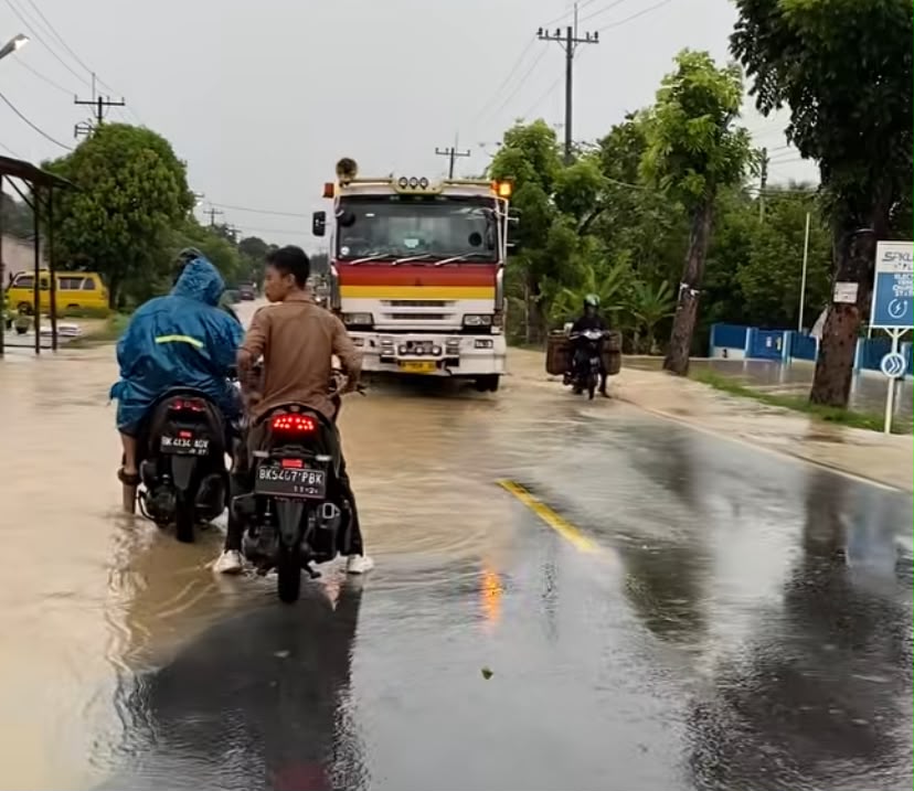Banjir Genangi Jalan Nasional di Gebang, Sejumlah Rumah Warga Ikut Terendam