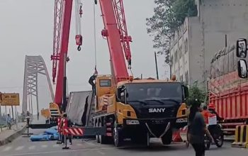 Gagal Menanjak di Jembatan Sei Wampu, Truk Kontainer Dievakuasi Dua Mobil Crane