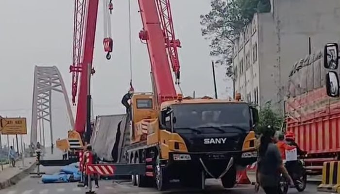 Gagal Menanjak di Jembatan Sei Wampu, Truk Kontainer Dievakuasi Dua Mobil Crane
