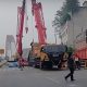 Gagal Menanjak di Jembatan Sei Wampu, Truk Kontainer Dievakuasi Dua Mobil Crane