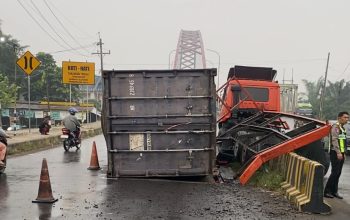 Gagal Menanjak di Jembatan Wampu Langkat, Truk Bermuatan 20 Ton Besi Mundur Tabrak Pembatas Jalan