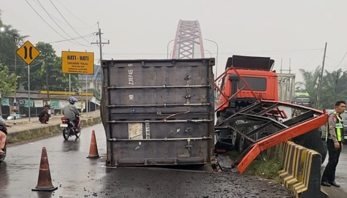 Gagal Menanjak di Jembatan Wampu Langkat, Truk Bermuatan 20 Ton Besi Mundur Tabrak Pembatas Jalan