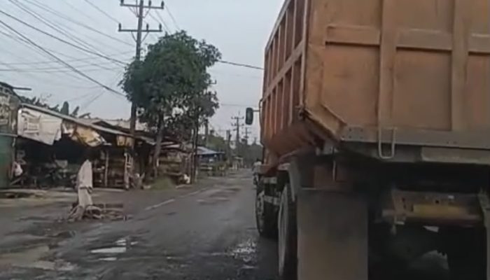 Jalan Sambirejo-Kwala Begumit Langkat Rusak Bertahun-tahun, Warga Desak Truk Galian C Ditertibkan