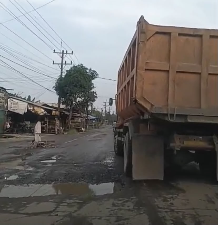 Jalan Sambirejo-Kwala Begumit Langkat Rusak Bertahun-tahun, Warga Desak Truk Galian C Ditertibkan