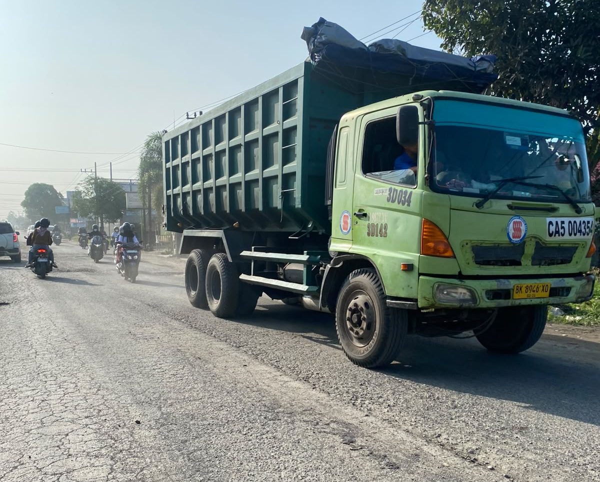 Jalan Sambirejo-Kwala Begumit Rusak