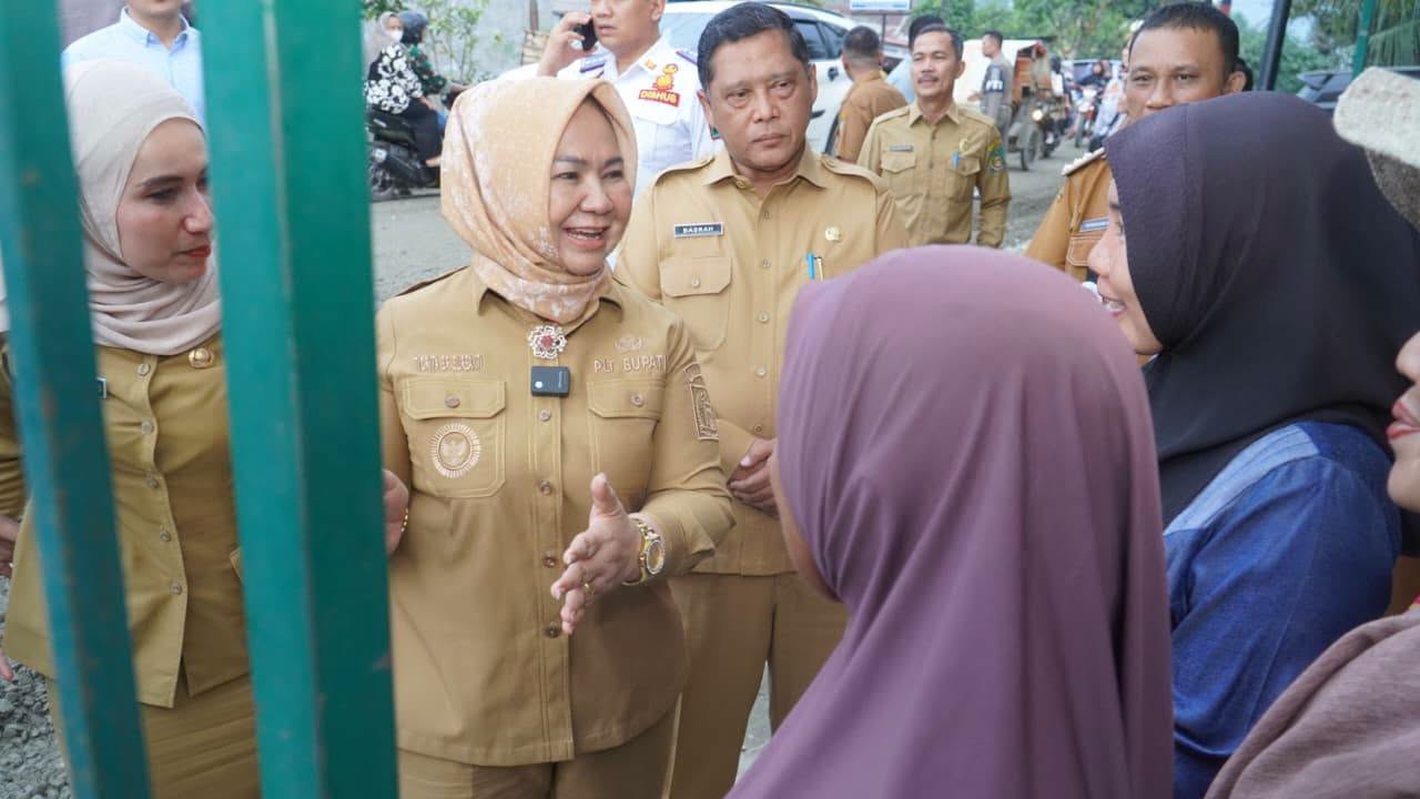 Jalan rusak di Secanggang Langkat