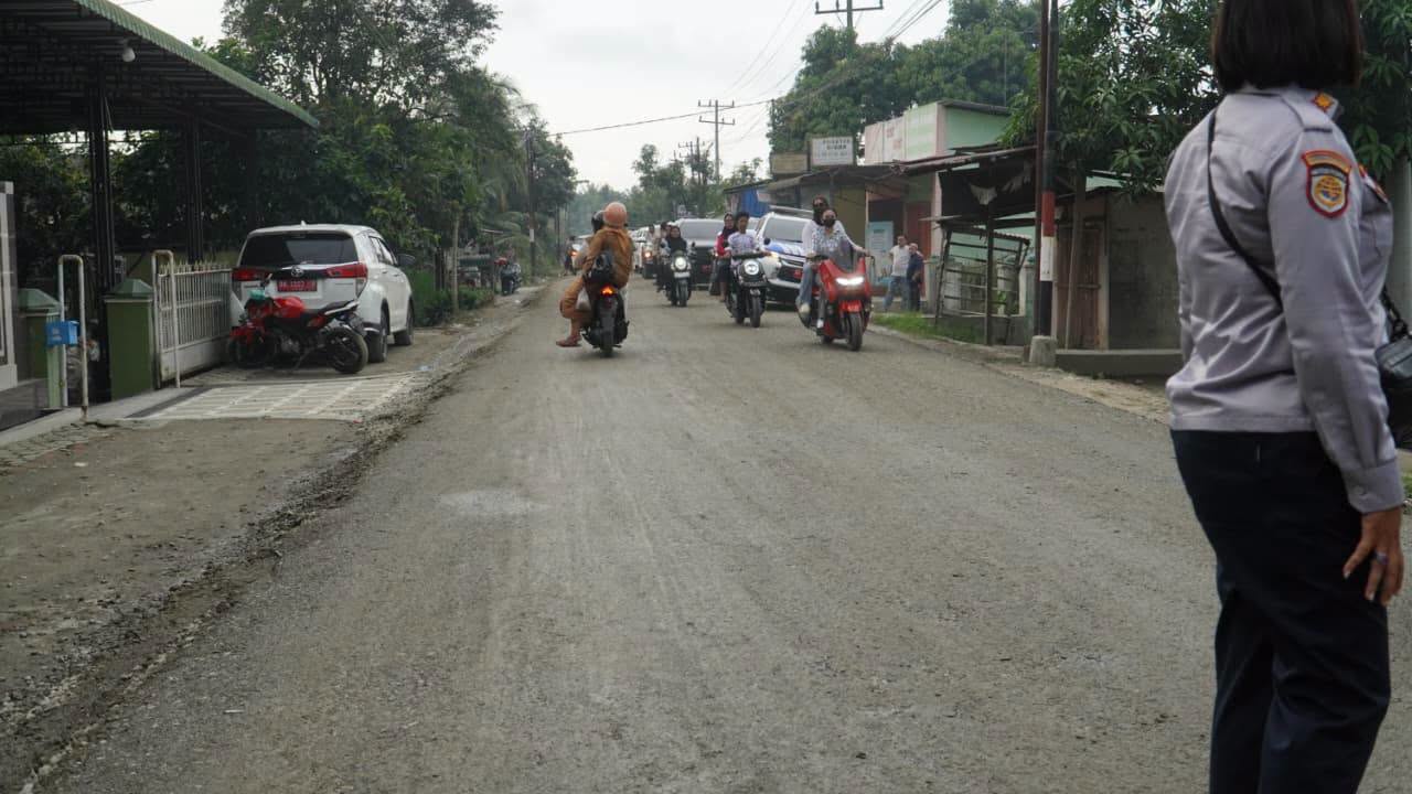 Jalan rusak di Secanggang