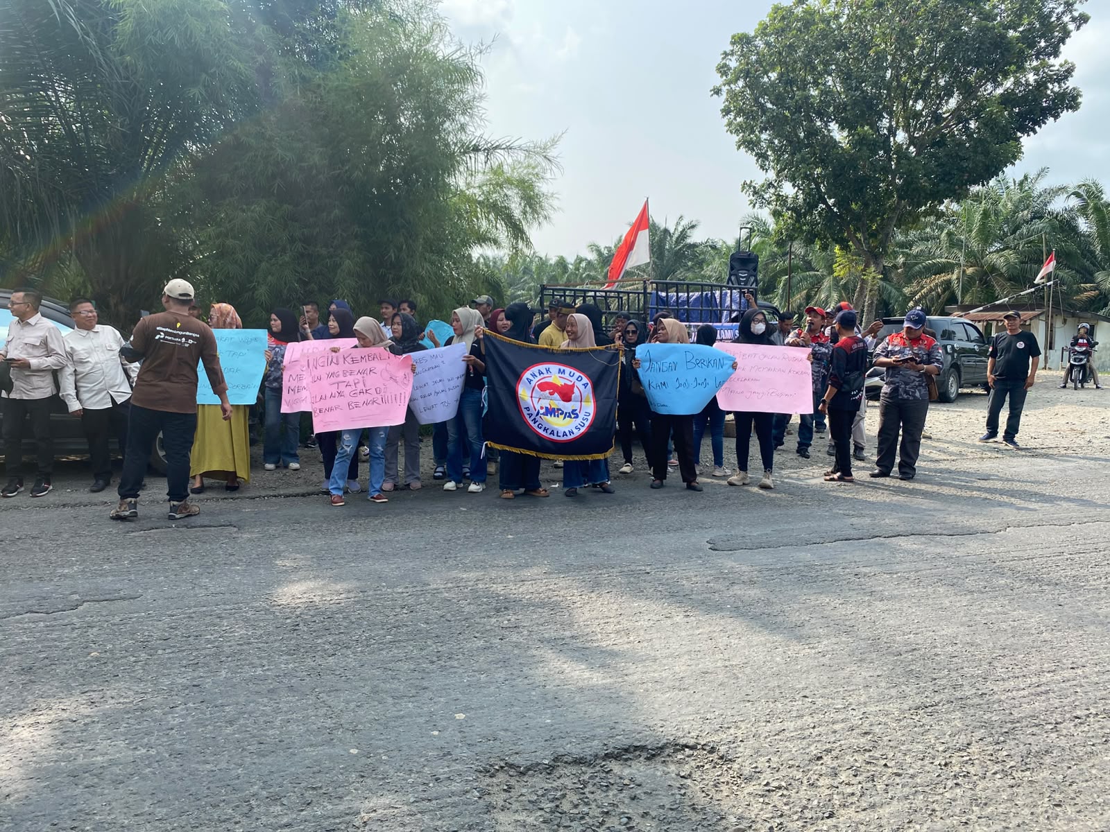 Masa Aksi Blokir Jalan Nasional
