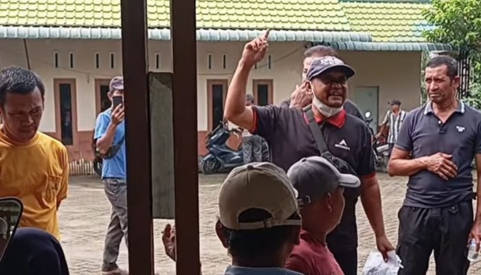 Puluhan Emak-emak Datangi Kantor Desa Perkubuan Langkat, Tuntut PT EMP Perbaiki Jalan dan Rumah Warga