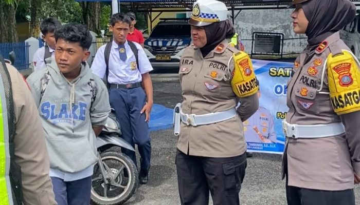 Satlantas Polres Langkat Edukasi Siswa SMPN 5, Orang Tua Diimbau Tak Izinkan Anak di Bawah Umur Bawa Motor