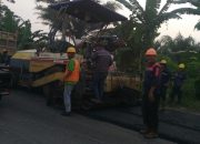 Setelah Warga Demo dan Blokir Jalan Nasional di Hinai, BBPJN Kembali Aspal Jalan yang Sempat Terhenti