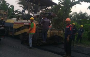 Setelah Warga Demo dan Blokir Jalan Nasional di Hinai, BBPJN Kembali Aspal Jalan yang Sempat Terhenti