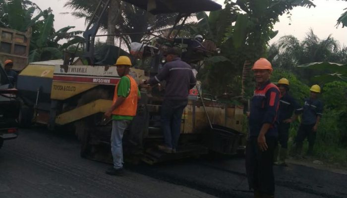 Setelah Warga Demo dan Blokir Jalan Nasional di Hinai, BBPJN Kembali Aspal Jalan yang Sempat Terhenti