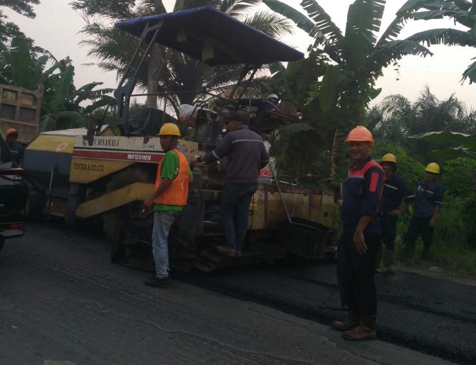 Setelah Warga Demo dan Blokir Jalan Nasional di Hinai, BBPJN Kembali Aspal Jalan yang Sempat Terhenti