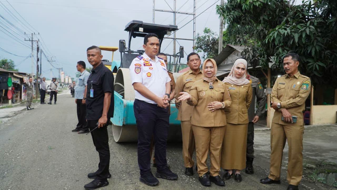 Tinjau Perbaikan Jalan Secanggang, Tiorita Dorong Akses Transportasi dan Ekonomi Warga
