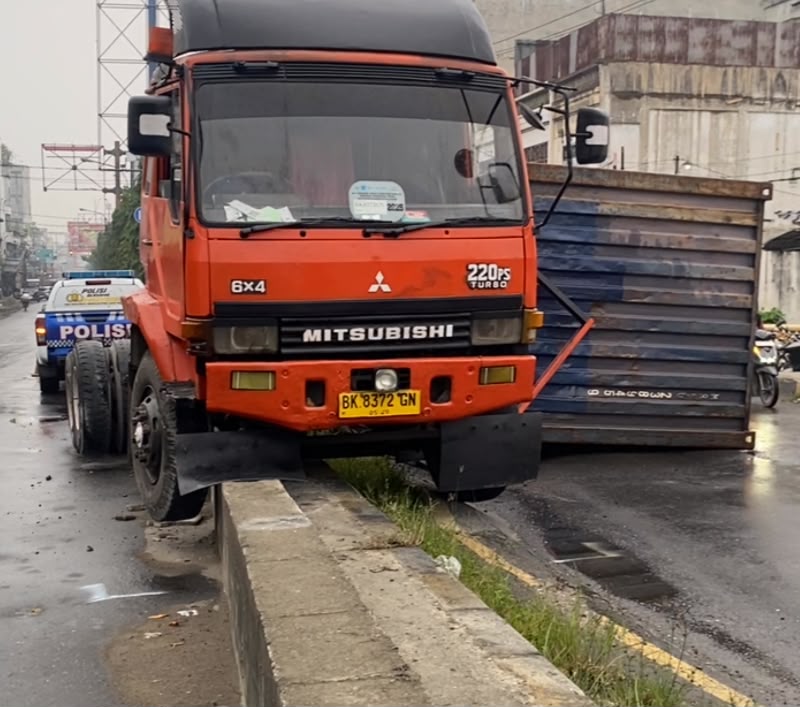 Truk Gagal Nanjak